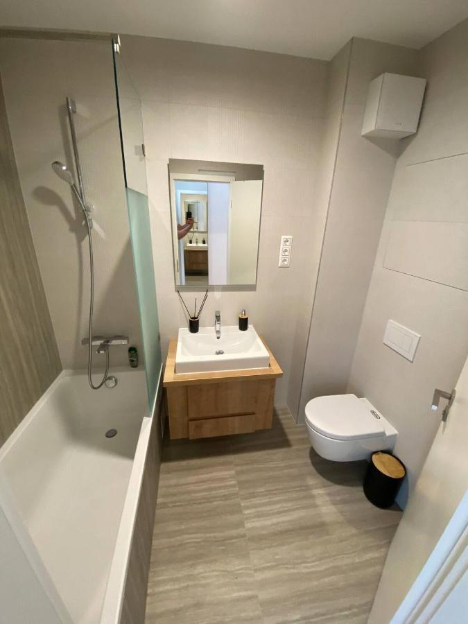 Clyde-Premium Lelle Waterfront Private Apartment Balatonlelle Eksteriør billede